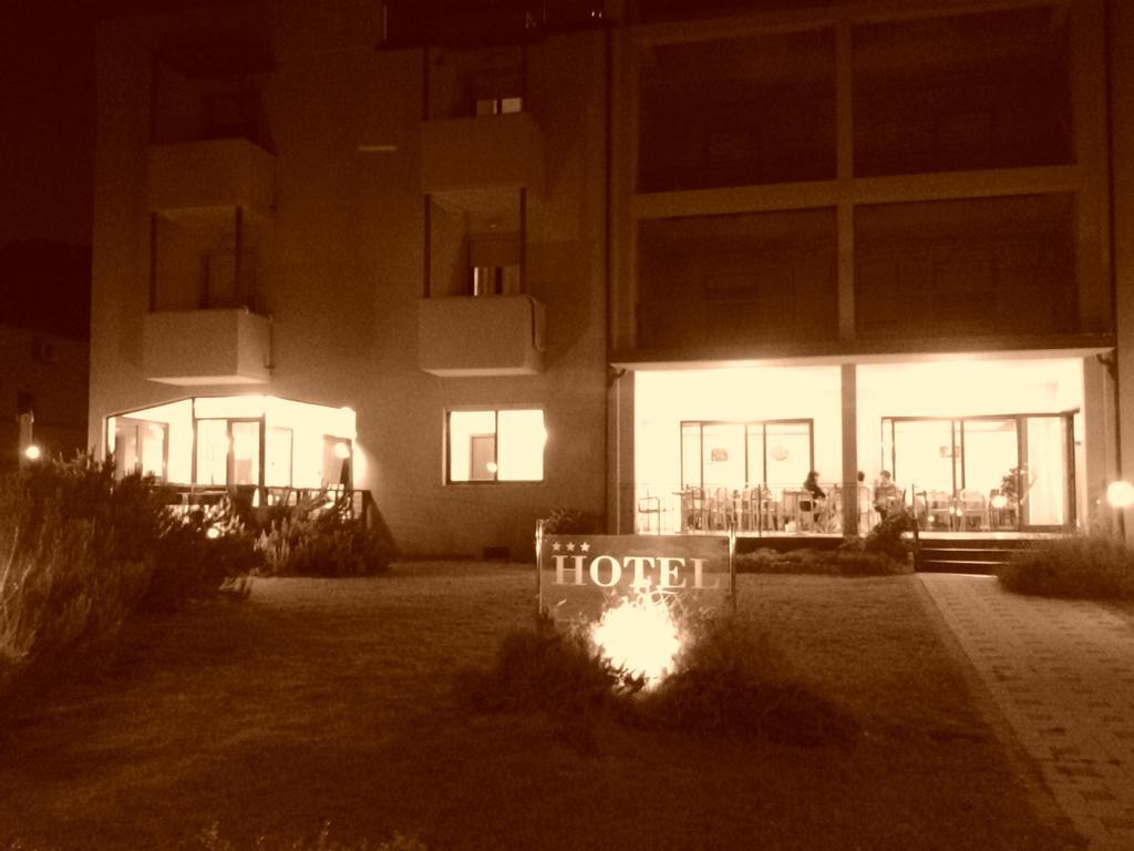 Hotel Flora Marina Di Bibbona Eksteriør bilde